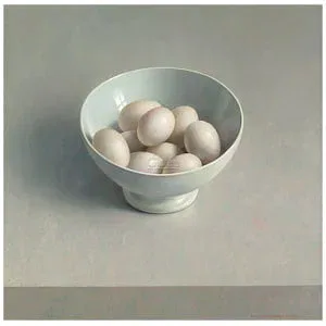 Witte porseleinen kom met eieren