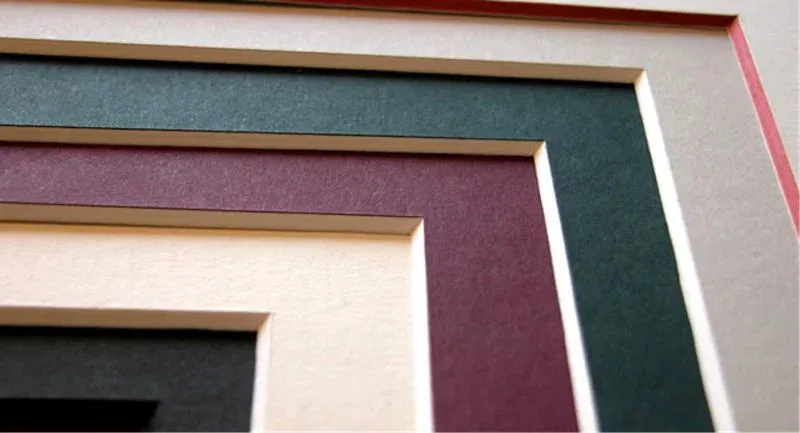 een groep ingelijste foto's bovenop een muur