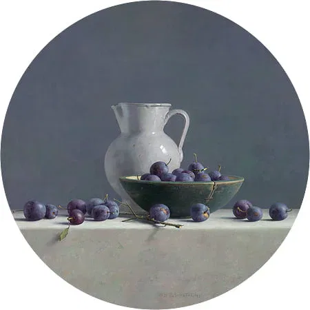 een schilderij van een witte kruik en een kom met pruimen