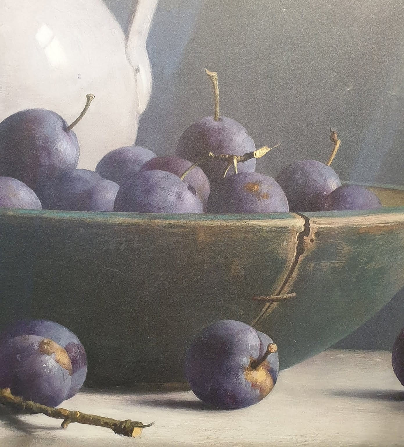 een schilderij van pruimen in een groene kom