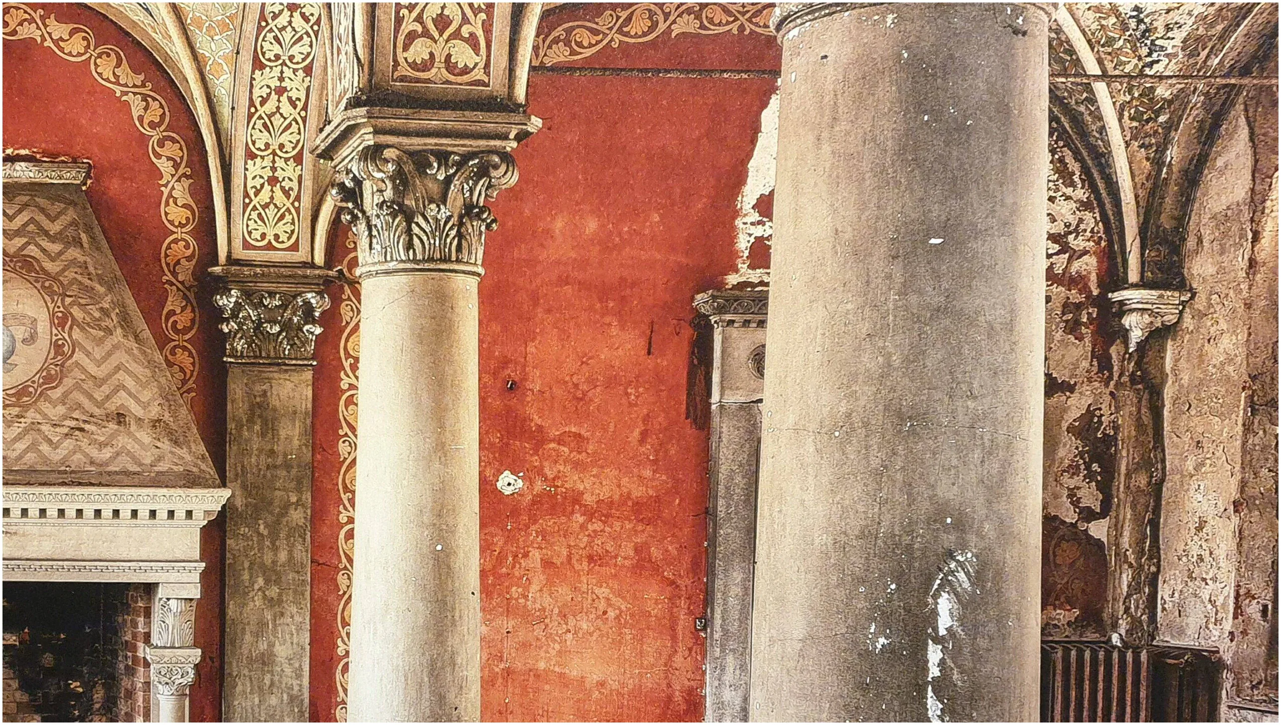 een oud gebouw met kolommen en een klok aan de muur