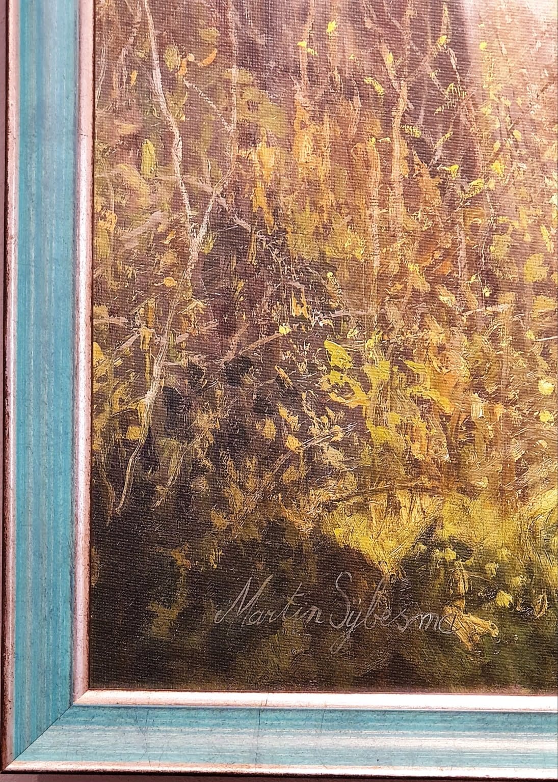 een olieverfschilderij van bomen en struiken in een blauwe lijst