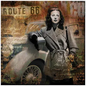 een vrouw in een trenchcoat die naast een oude auto staat