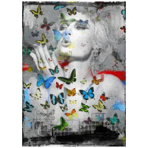 een schilderij van een vrouw met vlinders om haar nek