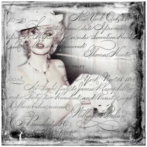 een vrouw met een hoed op haar hoofd