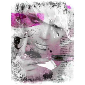 een vrouw met een roze hoed die op een mobiele telefoon praat