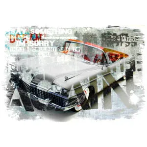 een oude auto met surfplanken op de motorkap