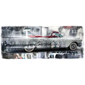 een oude auto staat geparkeerd voor een gebouw