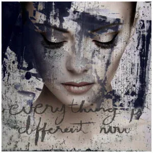 een vrouw met haar ogen dicht en de woorden alles is nu anders