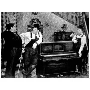 drie mannen staan ​​rond een piano in een kamer