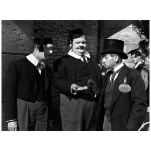 een groep mannen die naast elkaar staan