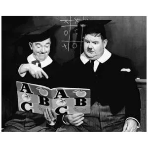 twee mannen zitten op een bankje een boek te lezen