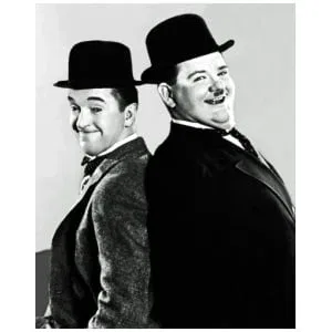 twee mannen in pak en hoed poseren voor een foto