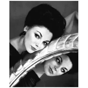 een vrouw leunend op een spiegel met haar hoofd op de rand