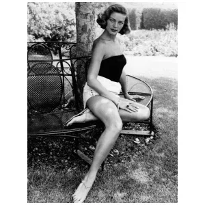 een vrouw zittend op een bankje naast een boom