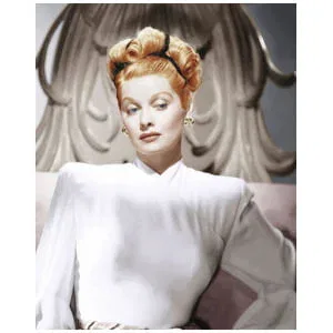 een vrouw in een witte jurk zittend op een bank