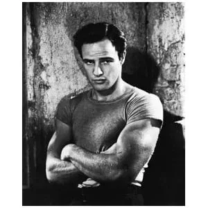 een zwart-witfoto van een man met zijn armen over elkaar