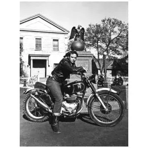 een man die achterop een motorfiets rijdt