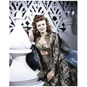 een vrouw zittend op een bank naast een vaas