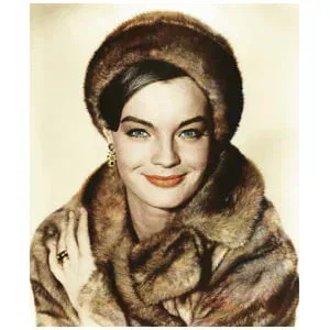 een vrouw die een bontjas en oorbellen draagt