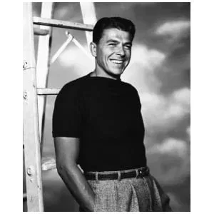 een zwart-witfoto van een man die naast een ladder staat