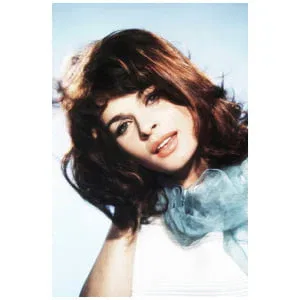 een vrouw in een witte jurk poseert voor een foto