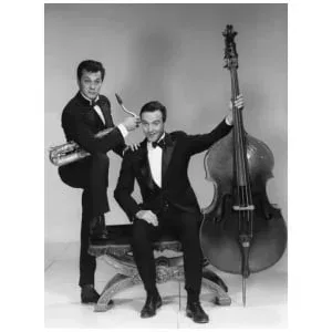 twee mannen in smoking poseren voor een foto