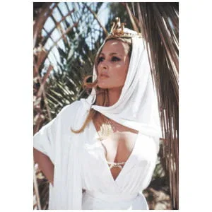een vrouw, gekleed in een witte jurk en een kroon