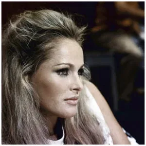 een vrouw met lang haar, zittend in een stoel