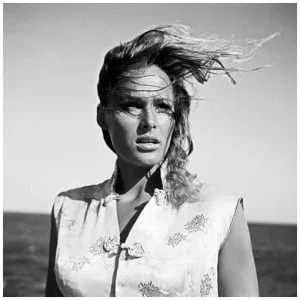 een vrouw met haar haren wapperend in de wind