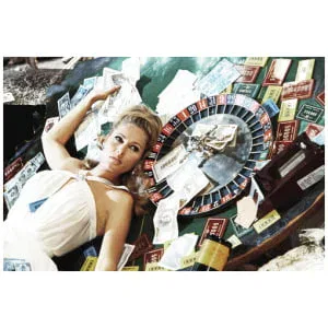 een vrouw die op een tafel ligt die bedekt is met kaarten