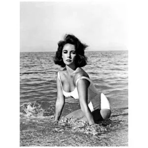 een zwart-witfoto van een vrouw in het water