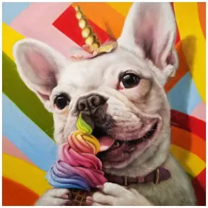 een witte hond met een regenboogkleurig ijshoorntje in zijn bek