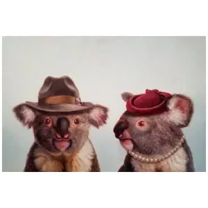 twee opgezette koala's met hoeden en parels