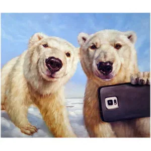 twee ijsberen houden een mobiele telefoon vast