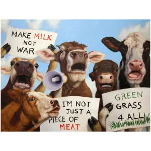 een groep koeien met bordjes met woorden erop