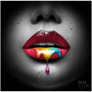 de lippen van een vrouw met druipende verf erop