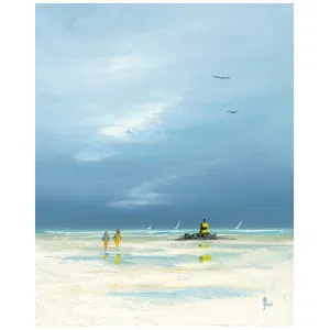 twee mensen lopen op het strand onder een bewolkte hemel