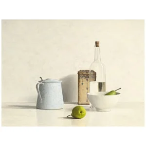 een stilleven met een appel en een fles