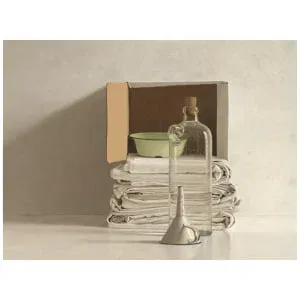 een stapel papieren en een fles op een tafel