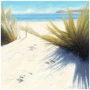 een schilderij van gras en zand op een strand