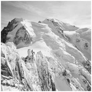 zwart-witfoto van met sneeuw bedekte bergen