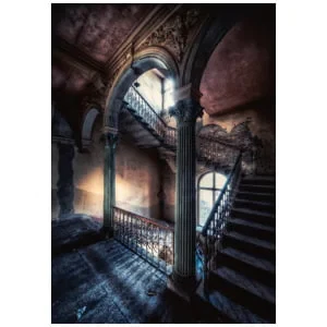 een oud gebouw met trappen en een raam