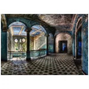 een oud gebouw met veel ramen en bogen