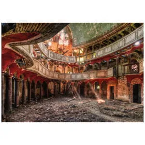 een verlaten gebouw met veel ramen en puin