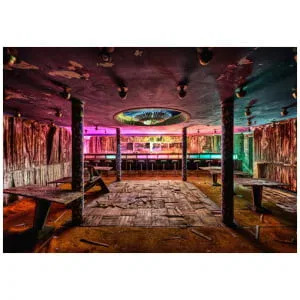 een oude kamer met houten banken en tafels