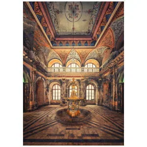 een grote kamer met een fontein erin