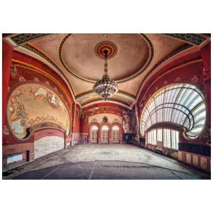 een lege balzaal met kroonluchters en ramen