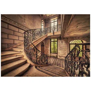 een oude trap met smeedijzeren hekwerk en ramen