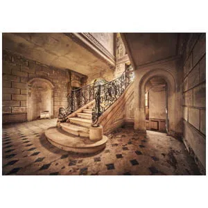 een trap in een oud gebouw met zwart-wit geblokte vloeren